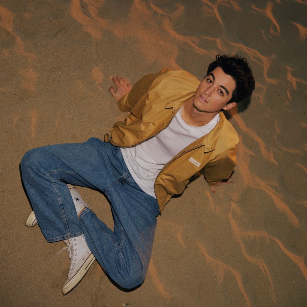 REVIEW: ELIJAH WOODS EXPLORES HEARTBREAK IN CATCHY NEW&nbsp;SINGLE